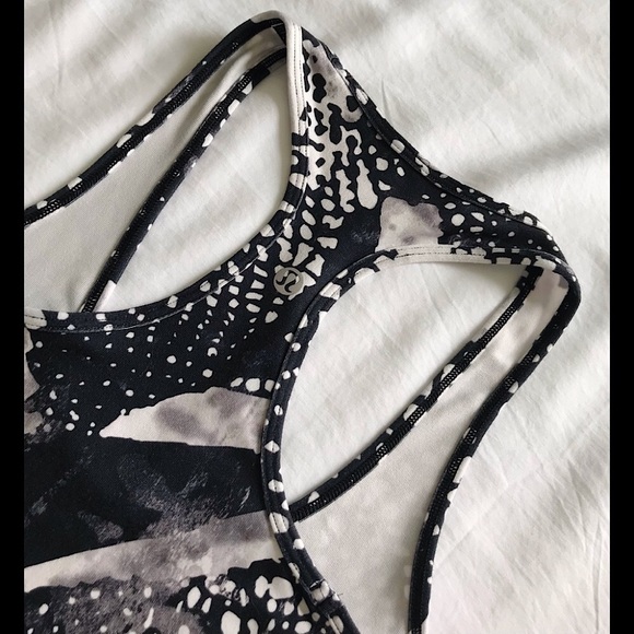 🆕🔥RARE11 LULULEMON ATHLETICA SUPER CUTE TANK BLACK&WHITE MSRP THIS STYLE 125$ - Picture 10 of 15